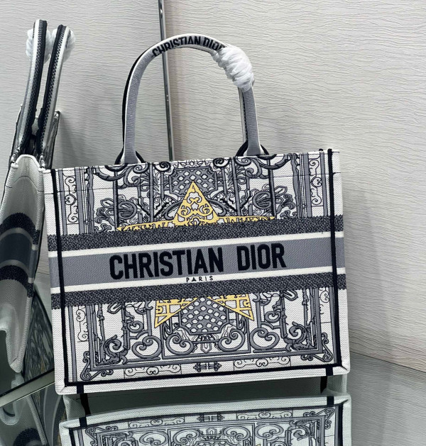 medium D*or book tote