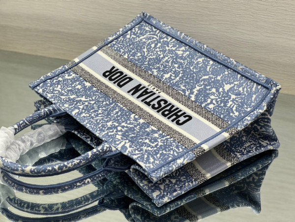 medium D*or book tote