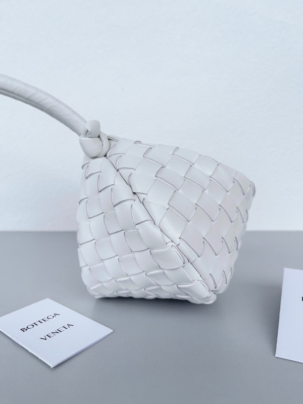 Bo*te*ga ve*ne*ta turn