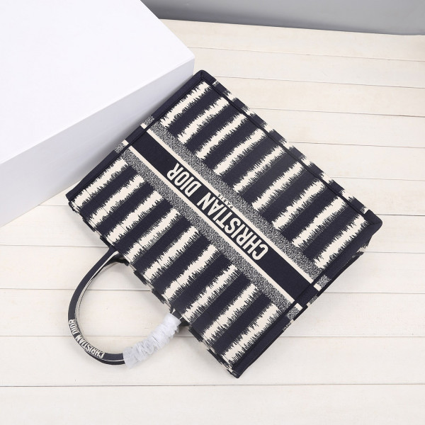 large D*or book tote