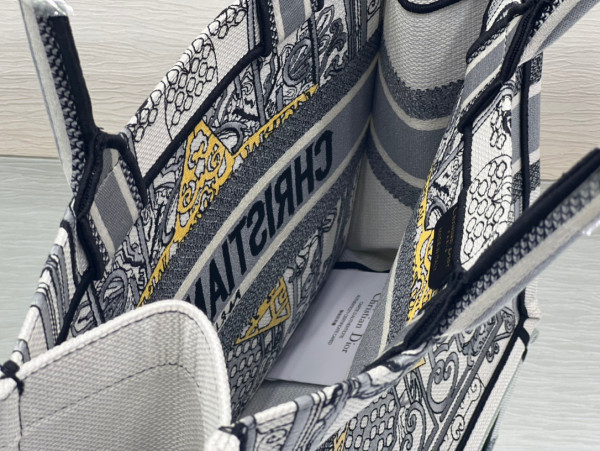 medium D*or book tote