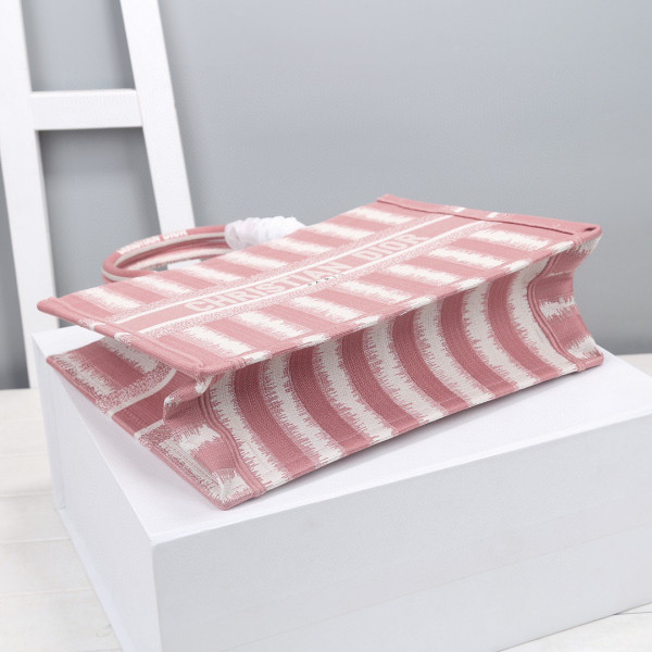 medium D*or book tote