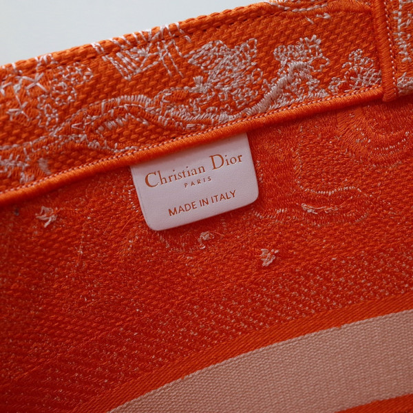 medium D*or book tote