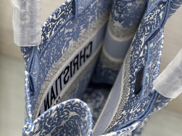 medium D*or book tote