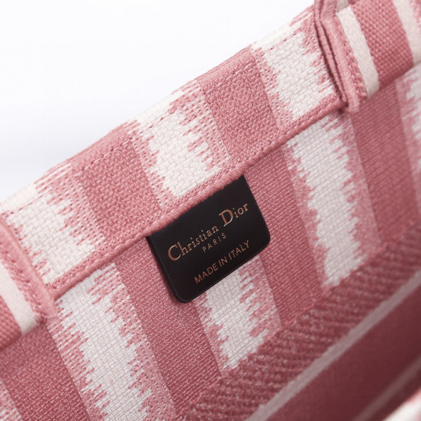 medium D*or book tote