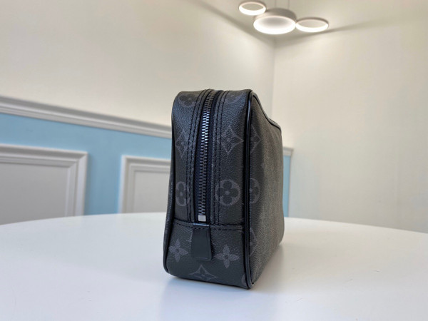 l**is V*t*n toiletry pouch gm