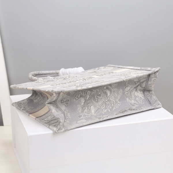 medium D*or book tote