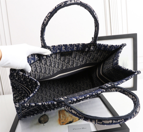 large D*or book tote