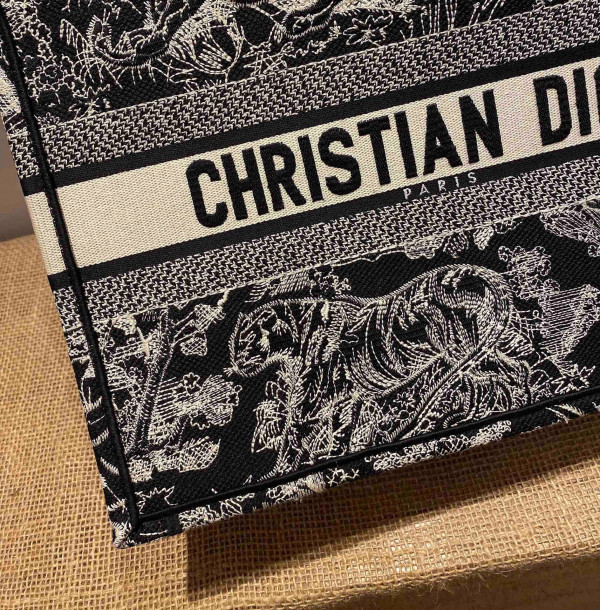 medium D*or book tote