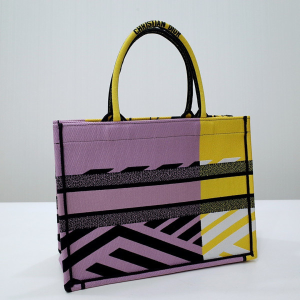 medium D*or book tote