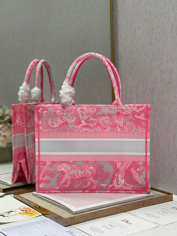 medium D*or book tote