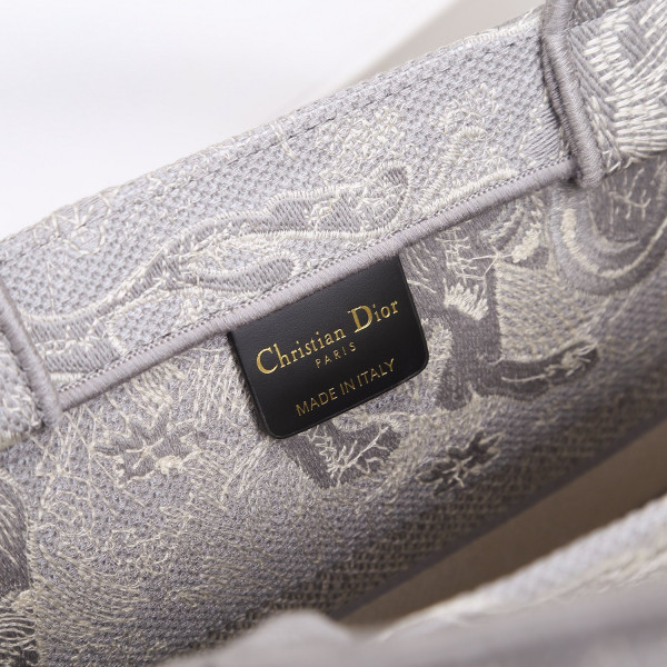 medium D*or book tote