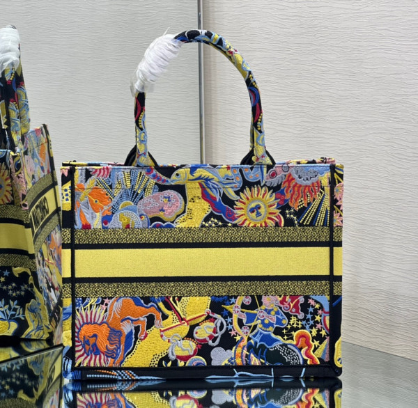 medium D*or book tote