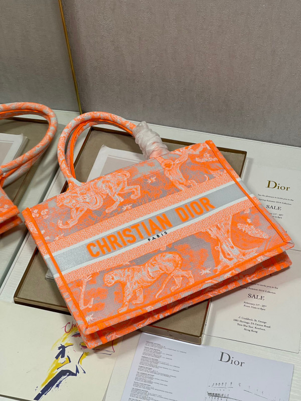 medium D*or book tote