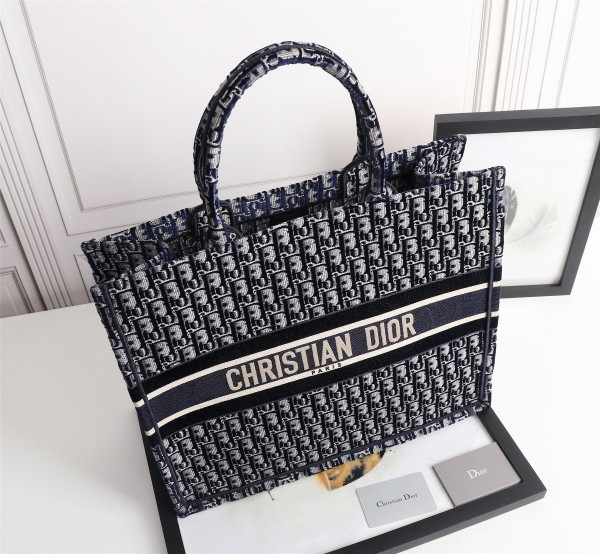 large D*or book tote