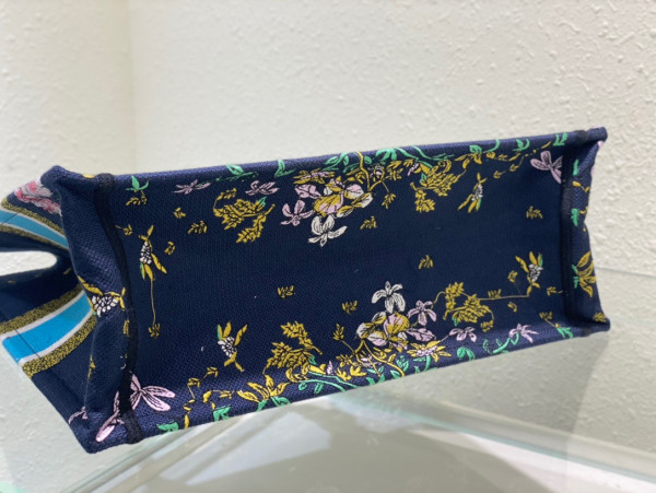 medium D*or book tote