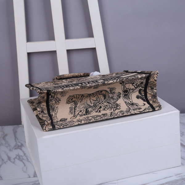 medium D*or book tote