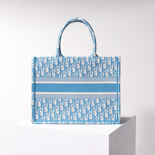 medium D*or book tote