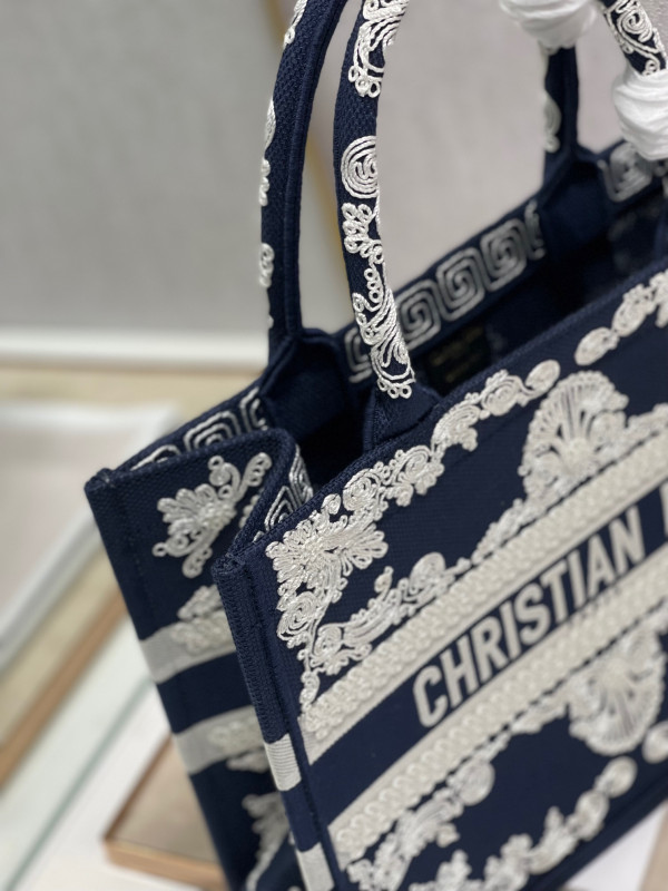 medium D*or book tote