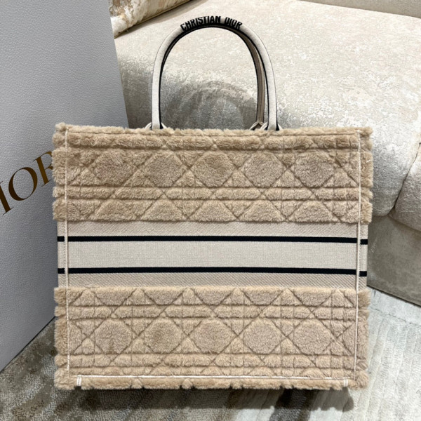 large D*or book tote