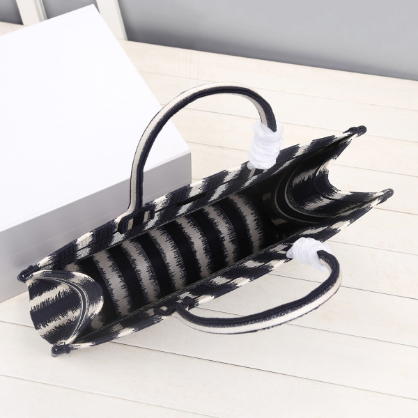 large D*or book tote