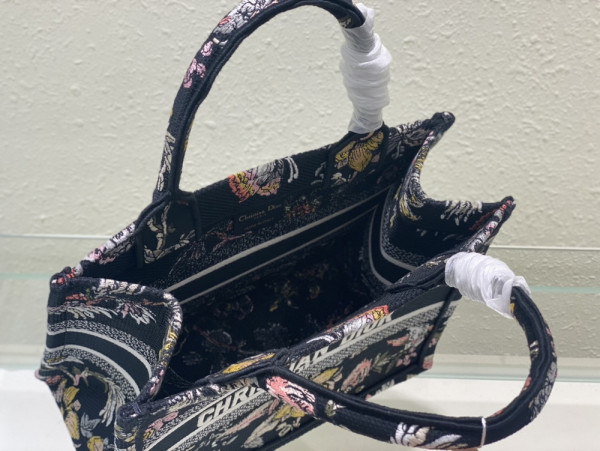 small D*or book tote