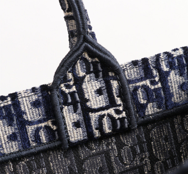 large D*or book tote