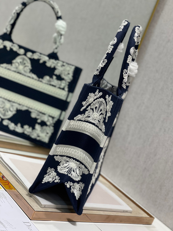 medium D*or book tote