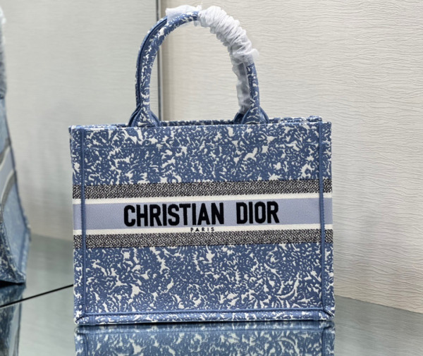 medium D*or book tote
