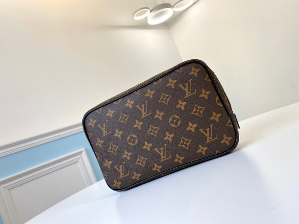 l**is V*t*n toiletry pouch gm