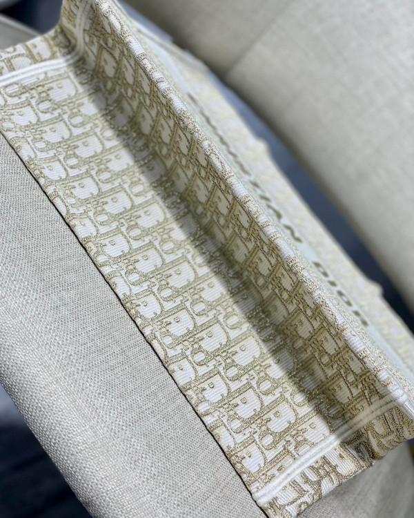 medium D*or book tote