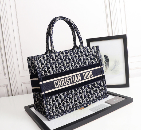 medium D*or book tote