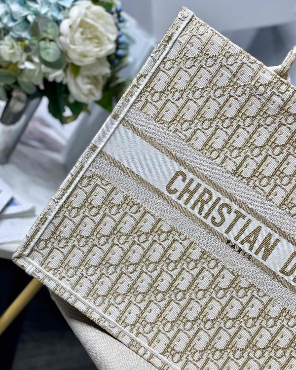 large D*or book tote