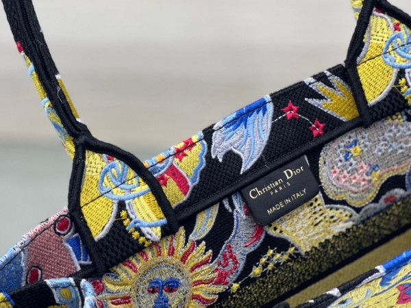 medium D*or book tote