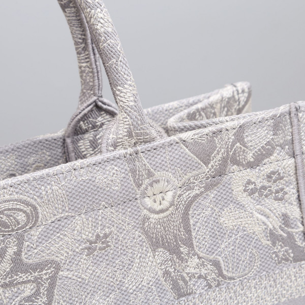 medium D*or book tote