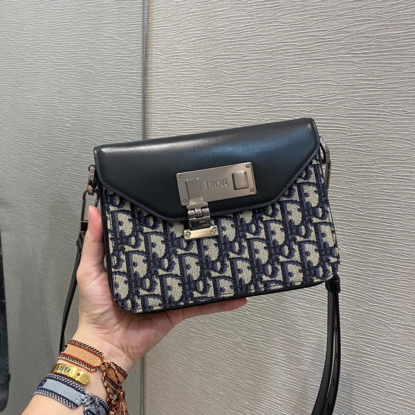 D*or messenger pouch