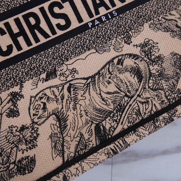 medium D*or book tote