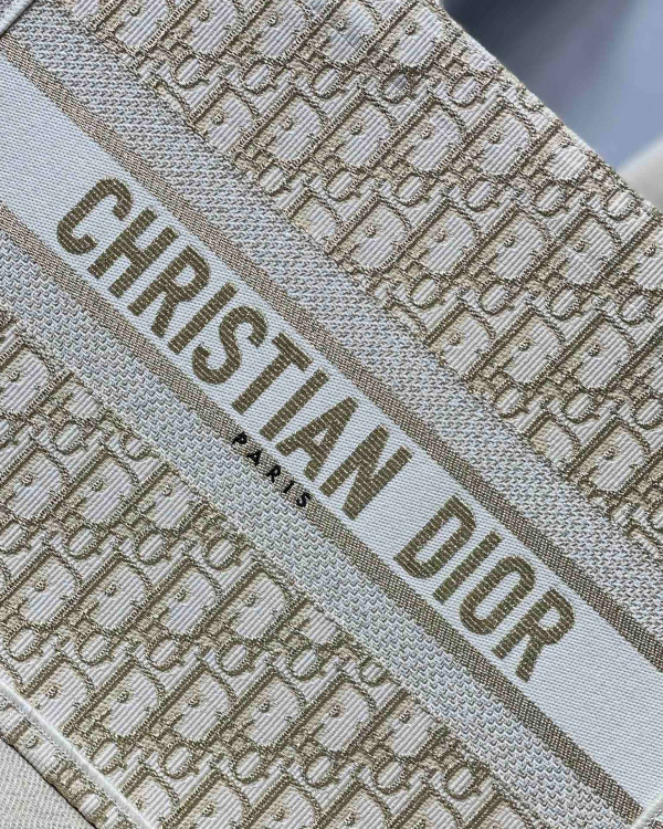 medium D*or book tote