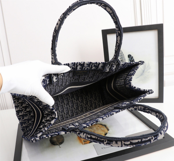 medium D*or book tote