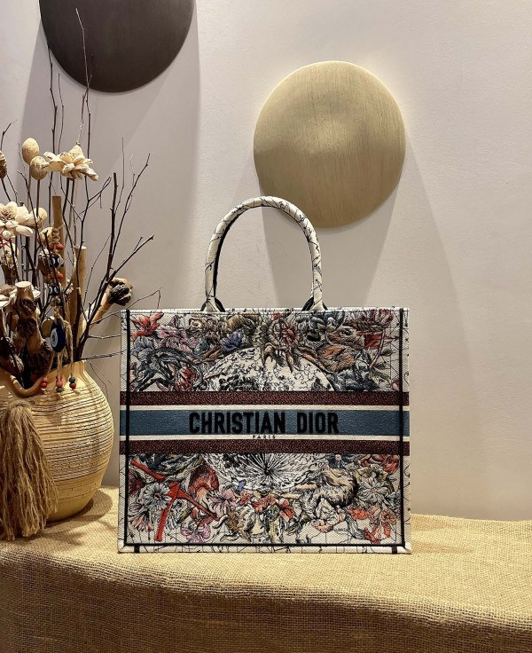 large D*or book tote