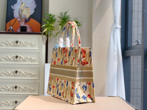 large D*or book tote