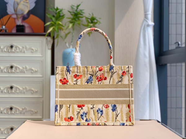 medium D*or book tote