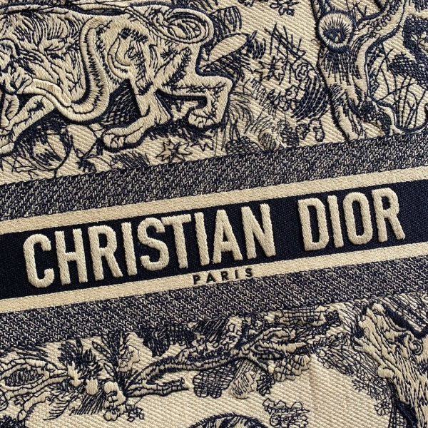 large D*or book tote