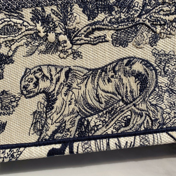 large D*or book tote