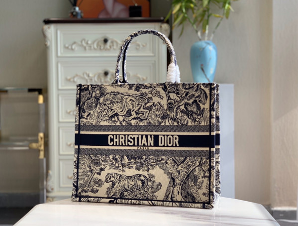 large D*or book tote