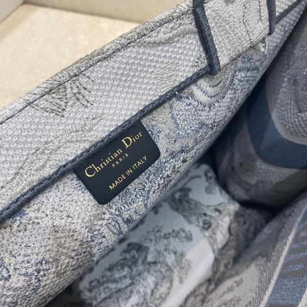 medium D*or book tote