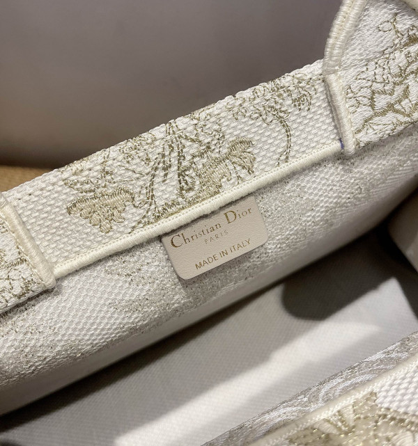 large D*or book tote