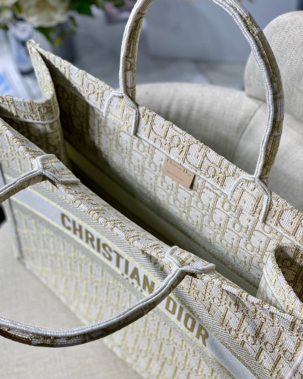 large D*or book tote