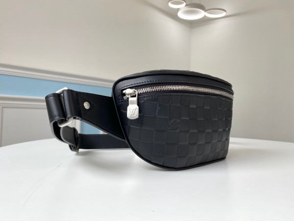 l**is V*t*n campus bumbag