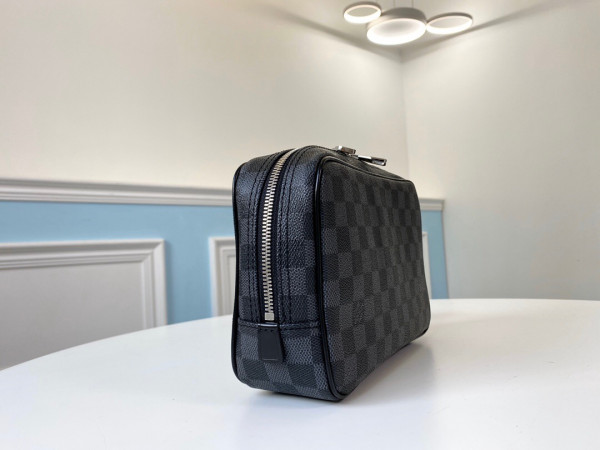 l**is V*t*n toiletry pouch gm